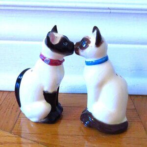 Vintage Siamese kissing Cat Salt & Pepper Shakers: MCM  Kitsch magnet Westland